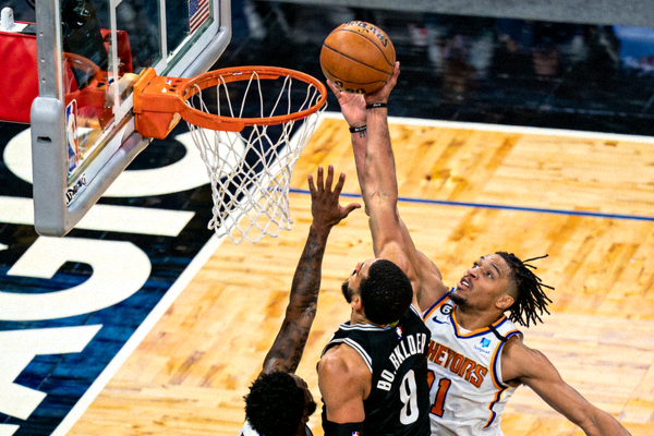 NBA精彩集锦：内线球员背身单打后转身跳投得分，防守球员奋力封盖