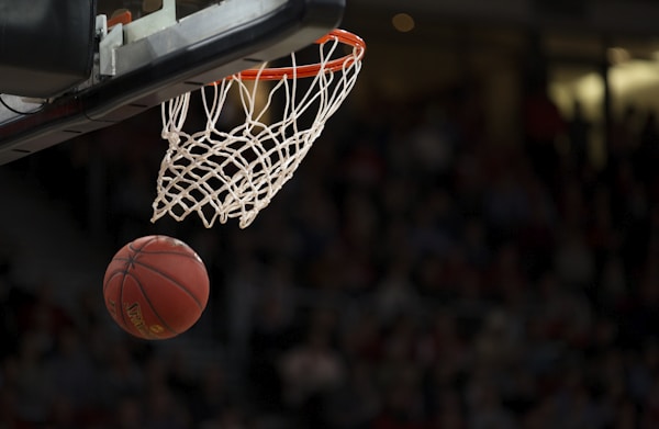 NBA常规赛 洛杉矶湖人队与金州勇士队激烈对抗的比赛场景，球员在场上奔跑争球