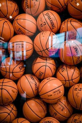 NBA季后赛 菲尼克斯太阳队与丹佛掘金队的高强度对抗，球员外线投射瞬间